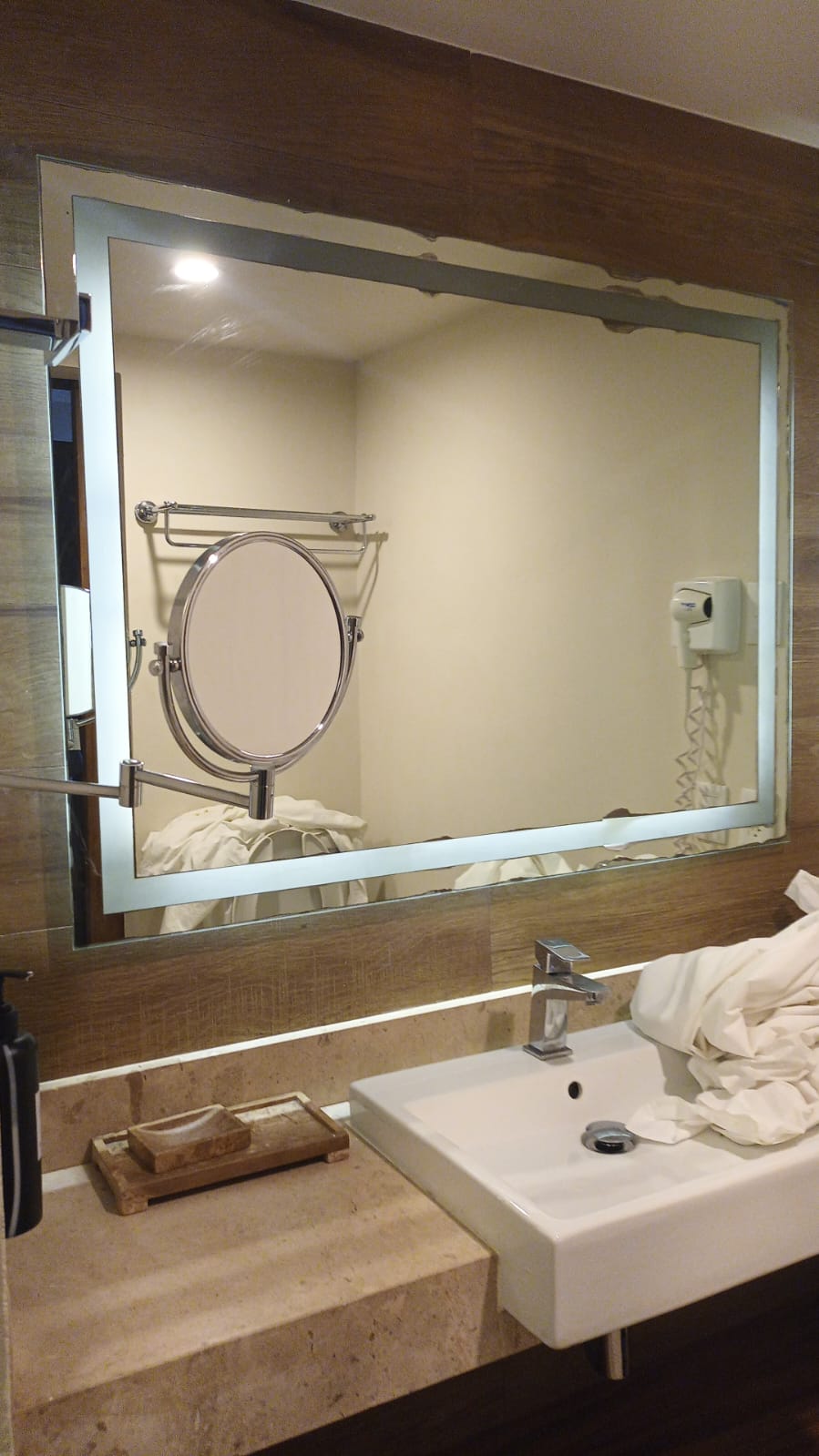 Acabado uniforme en lote de cristales esmerilados para proyecto comercial